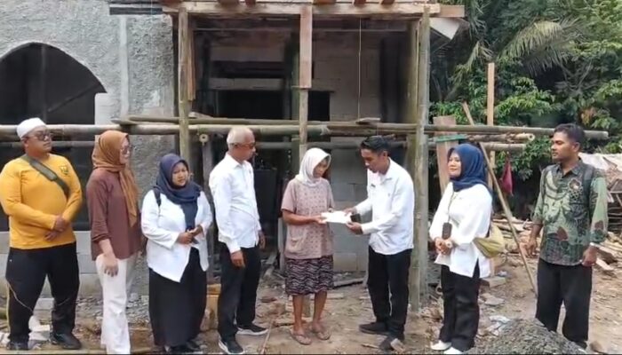 Sinergi Pendamping Sosial dan Donatur di Jampangkulon, Ibu Nunung Terima Bantuan Tunai