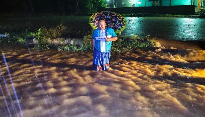 Banjir Luapan Rendam Sejumlah Ruas Jalan di Ciracap, Kendaraan Terhenti Hindari Arus Deras