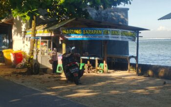 Nikmati Sarapan Bubur Sambil Menikmati Panorama Pantai di Warung Teh Irna Cibuaya