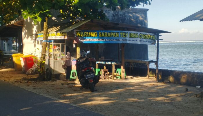 Nikmati Sarapan Bubur Sambil Menikmati Panorama Pantai di Warung Teh Irna Cibuaya