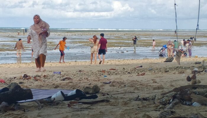 Pengunjung Pantai Tenda Biru Ujunggenteng Nikmati Panorama Pantai dan Hamparan Karang