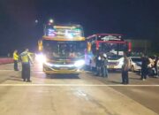 Suasana pelepasan bus yang mengangkut ribuan buruh asal Sukabumi di Exit Tol Parungkuda, Jumat dinihari (01/05/2026). Mereka akan mengikuti aksi May Day 2026 nasional di Monas, Jakarta.