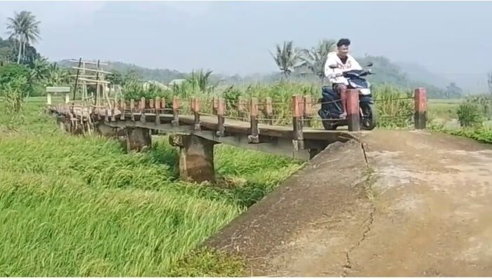 Seorang pemotor melintasi Jembatan Caringin, penghubung Desa Caringin, Kecamatan Gegerbitung dengan Desa Bencoy, Kecamatan Cirenghas, Kabupaten Sukabumi, Jumat (01/05/2026). Kondisi jembatan butuh perbaikan setelah rusak terdampak gempa beberapa tahun lalu.