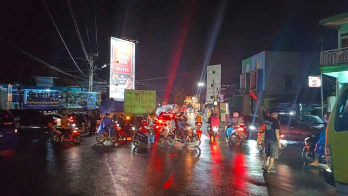 Kepadatan kendaraan terjadi di Simpang Ratu, Kecamatan Cibadak, Kabupaten Sukabumi, Jumat malam (01/05/2026).