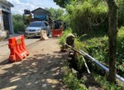 Sejumlah kendaraan melintas di atas jembatan kecil yang amblas tergerus longsor di jalan alternatif Karangtengah-Pamuruyan di Kecamatan Cibadak, Kabupaten Sukabumi, Sabtu (02/05/2026).