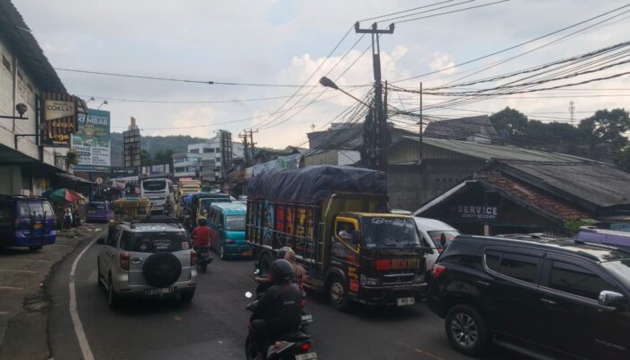 Lalu Lintas Sukabumi Utara Padat, Antrean Kendaraan Mengular di Cibadak hingga Parungkuda