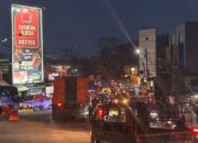 Kondisi arus lalu lintas yang padat di Simpang Ratu, Kecamatan Cibadak, Kabupaten Sukabumi, Sabtu malam (02/05/2026).