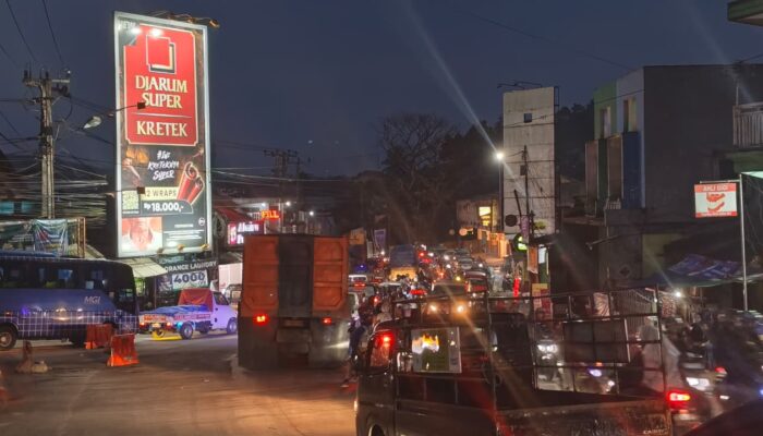 Masih Padat, Begini Penampakan Macet di Cibadak Malam Ini