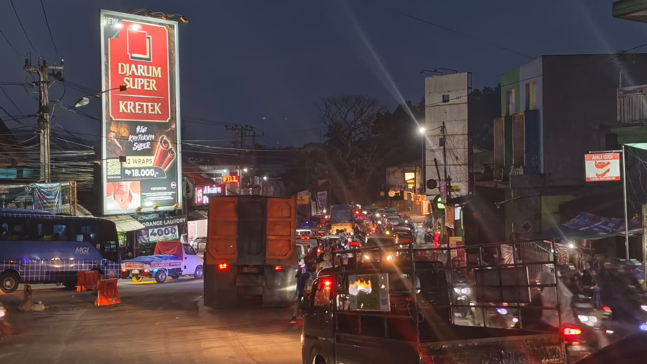Kondisi arus lalu lintas yang padat di Simpang Ratu, Kecamatan Cibadak, Kabupaten Sukabumi, Sabtu malam (02/05/2026).