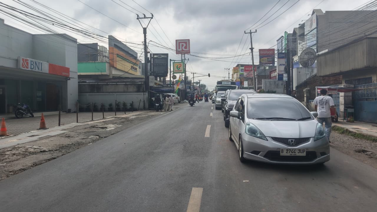 Kendaraan dari arah Kota Sukabumi menuju Bogor terjebak macet di Jalan Siliwangi, Kecamatan Cibadak, Kabupaten Sukabumi, Minggu (03/05/2026). (Foto: Fajar Sidik/Sukabumiku.id)