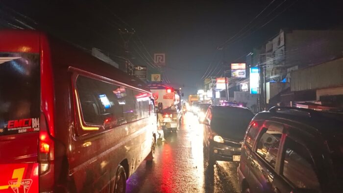 Arus lalu lintas padat di Jalan Sukabumi-Bogor, tepatnya di Kecamatan Cibadak, Kabupaten Sukabumi.