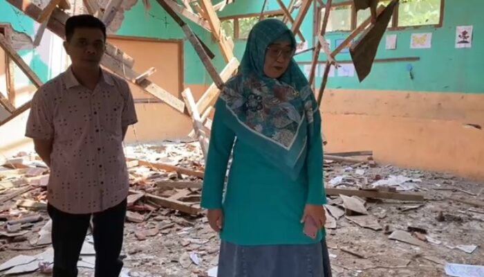 Tak Ada Angin dan Hujan, Atap Dua Ruang Kelas SDN Ciganas Ambruk Jelang Ujian