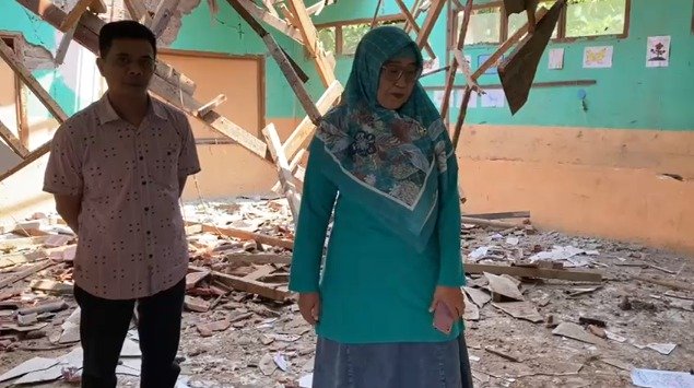 Kepala SDN Ciganas, Tati, dan Guru SDN Ciganas, Budi Mulyawan saat meninjau bangunan ambruk di sekolah yang berlokasi di Desa Munjul, Kecamatan Ciambar, Kabupaten Sukabumi tersebut, Minggu (03/05/2026).
