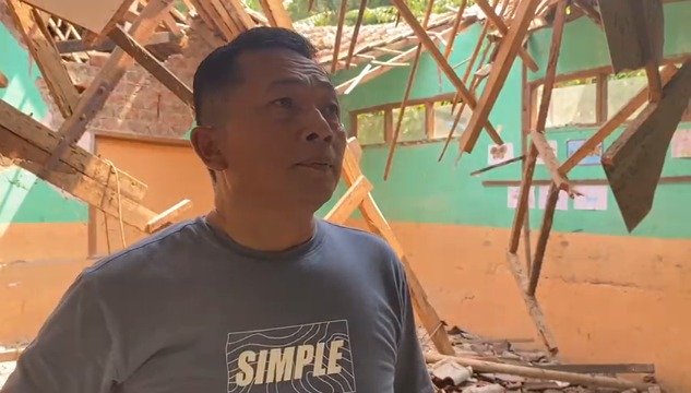Kepala Dinas Pendidikan Kabupaten Sukabumi, Deden Sumpena, ditemui saat meninjau atap ambruk di SDN Ciganas, Kecamatan Ciambar, Kabupaten Sukabumi, Minggu (03/05/2026).