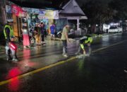 Polisi melakukan olah tempat kejadian perkara di lokasi kecelakaan maut di Sukalarang, Kabupaten Sukabumi, Minggu malam (03/05/2026).