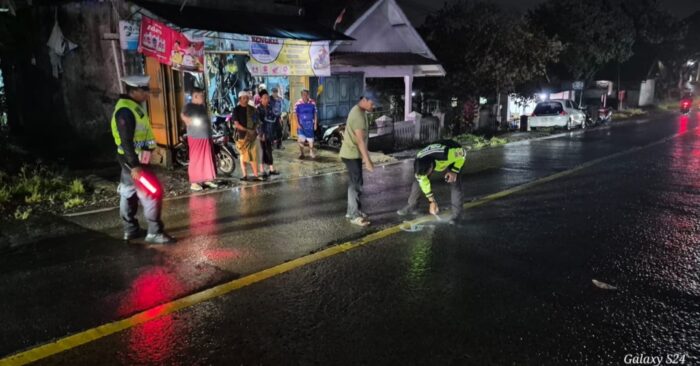 Polisi melakukan olah tempat kejadian perkara di lokasi kecelakaan maut di Sukalarang, Kabupaten Sukabumi, Minggu malam (03/05/2026).