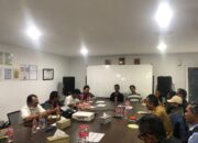 Suasana pertemuan membahas keluhan warga terhadap aktivitas truk pengangkut tanah di proyek Tol Bocimi di Desa Karangtengah, Kecamatan Cibadak, Kabupaten Sukabumi, Senin (04/05/2026).