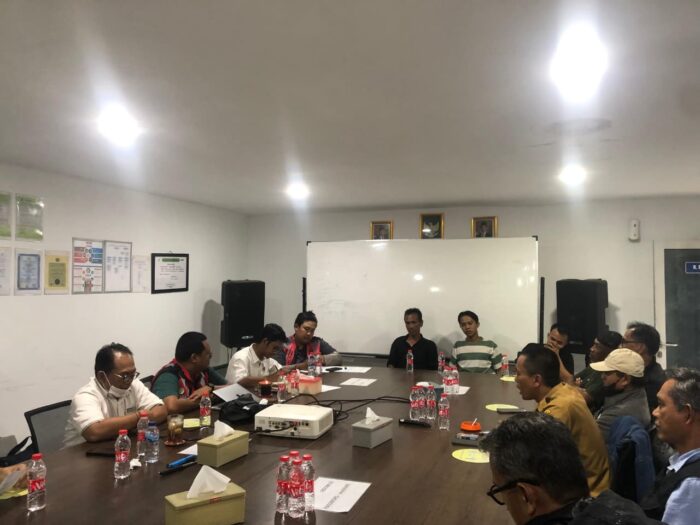 Suasana pertemuan membahas keluhan warga terhadap aktivitas truk pengangkut tanah di proyek Tol Bocimi di Desa Karangtengah, Kecamatan Cibadak, Kabupaten Sukabumi, Senin (04/05/2026).