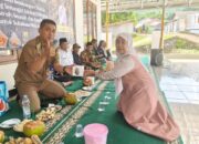 Camat Cibadak, Mulyadi, memberikan cendramata kepada warga yang menjawab pertanyaan dalam kegiatan Selawa Menyapa Warga (Samawa) di Kampung Caringin Girang RW 09, Desa Neglasari, Kecamatan Cibadak, Selasa (5/5/2026).