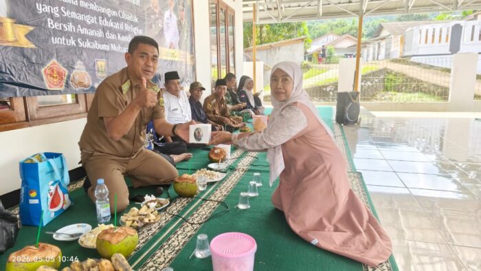 Camat Cibadak, Mulyadi, memberikan cendramata kepada warga yang menjawab pertanyaan dalam kegiatan Selawa Menyapa Warga (Samawa) di Kampung Caringin Girang RW 09, Desa Neglasari, Kecamatan Cibadak, Selasa (5/5/2026).