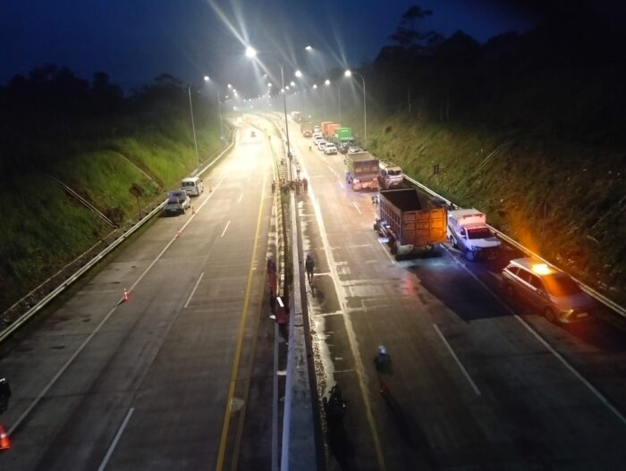 Suasana di sekitar lokasi longsor di KM 72 Tol Bocimi di Kabupaten Sukabumi, Rabu malam (06/05/2026). Untuk sementara kendaraan arah Jakarta dialihkan melalui pintu tol Cigombong