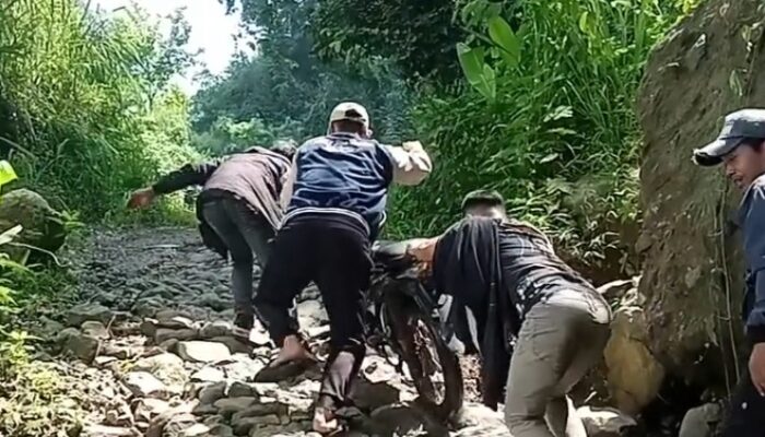 Akses Terisolasi, Warga Ciangkrek Sukabumi Harap Perbaikan Jalan dan Jembatan