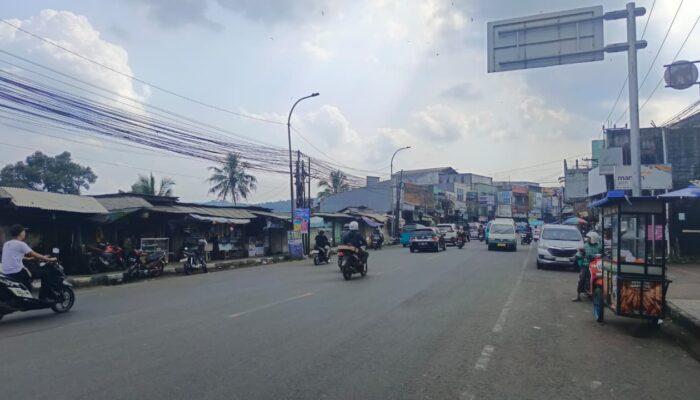 Pantauan Siang Ini di Jalan Suryakencana Cibadak, Lalu Lintas Relatif Lancar