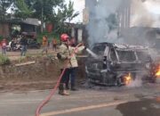 Petugas pemadam kebakaran berupaya memadamkan api yang menghanguskan sebuah angkot di Desa Sekarwangi, Kecamatan Cibadak, Kabupaten Sukabumi, Minggu (10/05/2026).