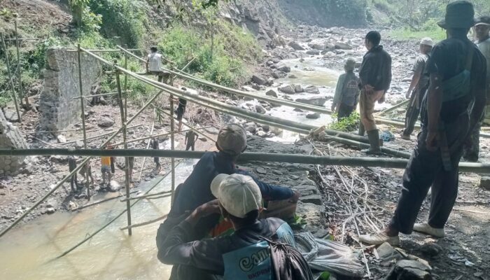 Akses Terputus, Warga Ciangkrek Sukabumi Swadaya Bangun Jembatan Sementara