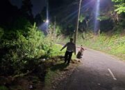 Polisi meninjau lokasi kecelakaan truk masuk jurang di Tanjakan Cisarakan, Palabuhanratu, Kabupaten Sukabumi, Minggu sore (10/05/2026).