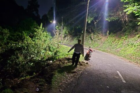 Polisi meninjau lokasi kecelakaan truk masuk jurang di Tanjakan Cisarakan, Palabuhanratu, Kabupaten Sukabumi, Minggu sore (10/05/2026).