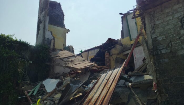 Rumah Tiga Lantai Ambruk di Cisaat, Akses Warga Tertutup dan 2 KK Mengungsi