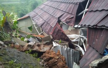 Tebing Longsor Timpa Rumah di Ciambar Sukabumi, Satu Keluarga Diungsikan