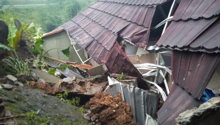 Tebing Longsor Timpa Rumah di Ciambar Sukabumi, Satu Keluarga Diungsikan