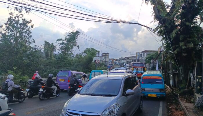 Jalur Sukabumi-Bogor Padat Merayap di Cibadak, Arus Balik Wisata Picu Kemacetan Panjang
