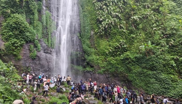 Akhir Pekan, Curug Cibeureum Sukabumi Diserbu Wisatawan