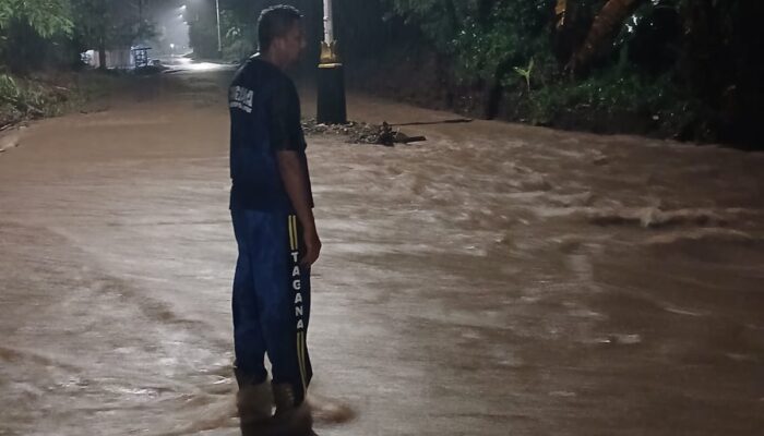 Hujan Deras Picu Banjir dan Longsor di Simpenan Sukabumi, Jalan Loji-Geopark Tergenang
