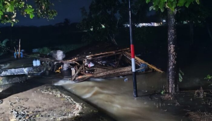 Diguyur Hujan Deras, Pos Ronda di Surade Hanyut Keseret Banjir