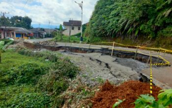 Baru Tiga Bulan Diperbaiki, Jalan Provinsi di Cisolok Sukabumi Amblas Terdampak Longsor