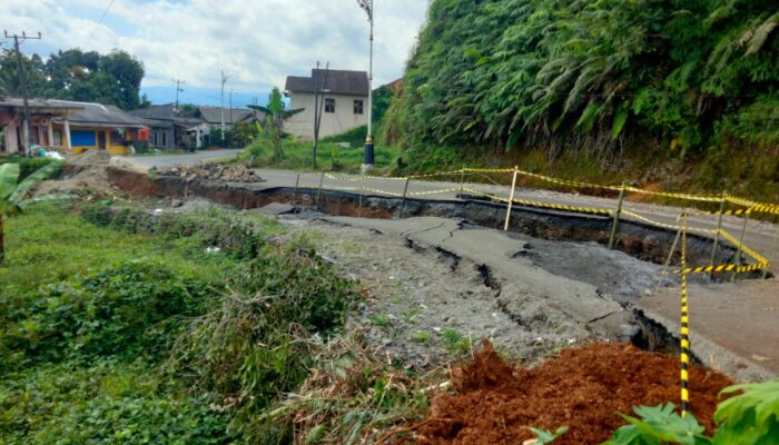 Baru Tiga Bulan Diperbaiki, Jalan Provinsi di Cisolok Sukabumi Amblas Terdampak Longsor