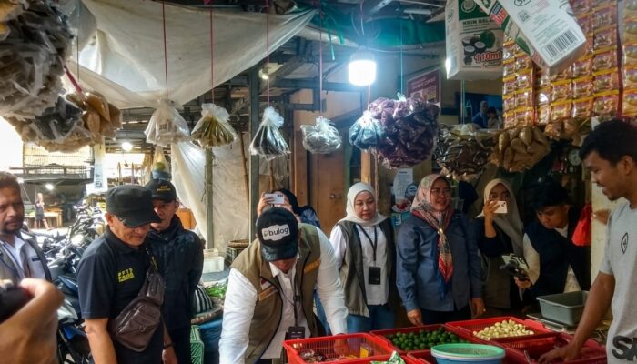 Dirut Bulog Pantau Harga Sembako di Pasar Cisaat, Cabai Rawit Merah Tembus Rp100 Ribu