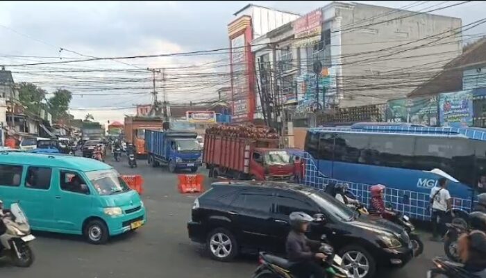 Arus Lalu Lintas Jalur Nasional Sukabumi-Bogor Krodit, Antrean Kendaraan Mengular