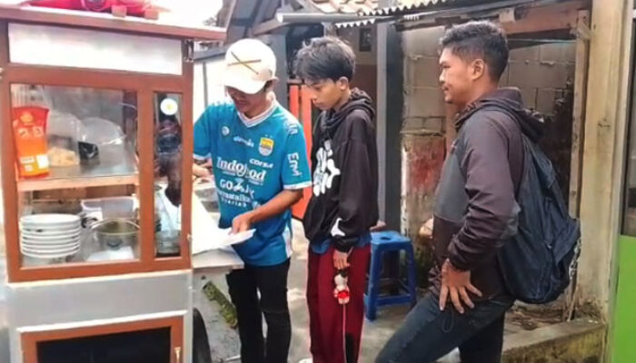 Persib Juara, Pedagang Bubur di Sukabumi Bagikan Dagangan Gratis untuk Warga