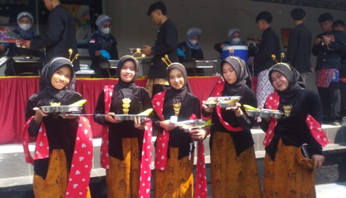 Perpisahan MAN 1 Kota Sukabumi Berkesan, Siswa Nikmati MBG Konsep Prasmanan Yayasan Mutiara