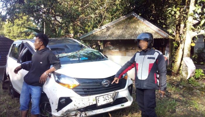 Hindari Truk di Tikungan, Mobil Sigra Terjun ke Parit 6 Meter di Nyalindung