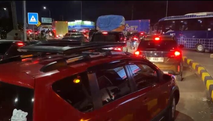 Exit Tol Parungkuda Macet Total, Perjalanan Tersendat Berjam-jam