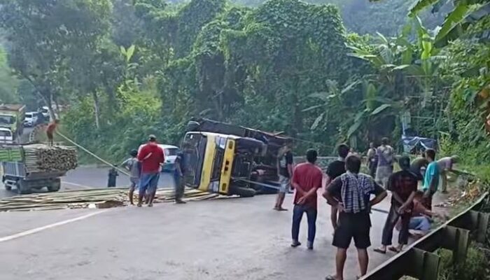 Truk Muatan Bambu Gagal Nanjak di Warungkiara Sukabumi, Sempat Picu Gangguan Lalu Lintas
