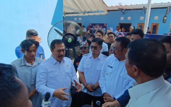 Menteri IMIPAS Serahkan Bantuan Bedah Rumah dan Renovasi Masjid di Warungkiara