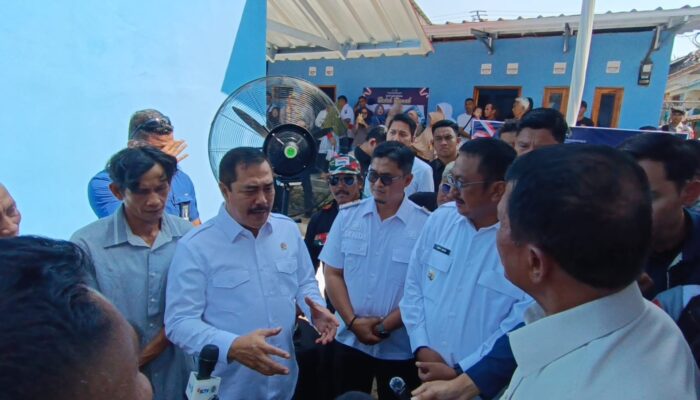 Menteri IMIPAS Serahkan Bantuan Bedah Rumah dan Renovasi Masjid di Warungkiara