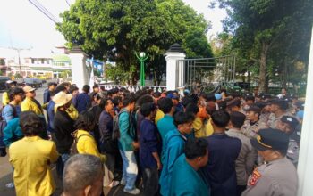 Demo Didepan Pendopo Sukabumi Mahasiswa Kritik Implementasi MBG dan KDMP, Nilai Belum Tepat Sasaran